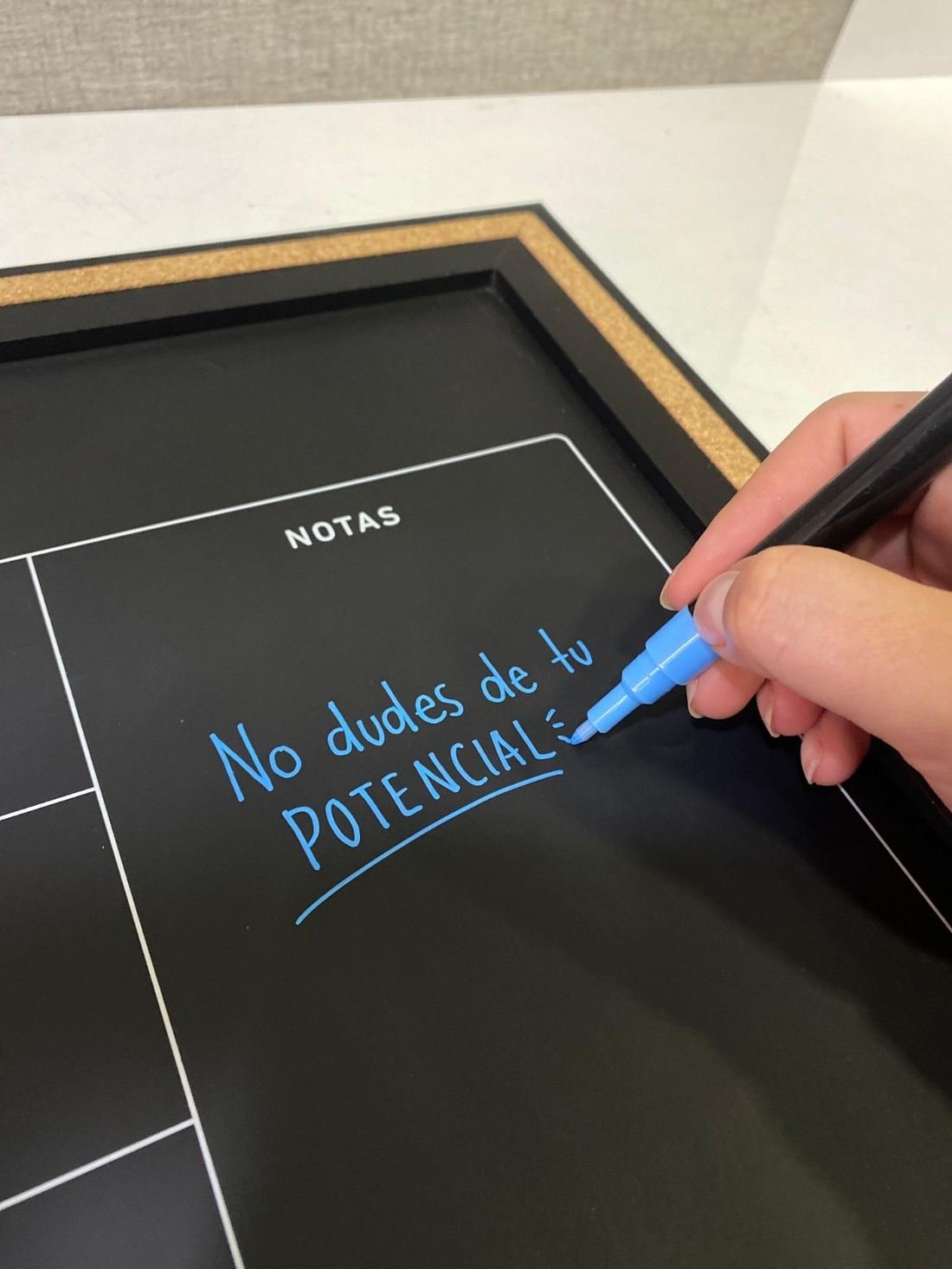 Nota escrita a mano en el tablero Dreamer: no dudes de tu potencial